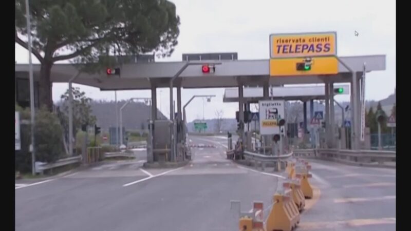 Tragedia lungo la A1: operaio muore travolto da tir